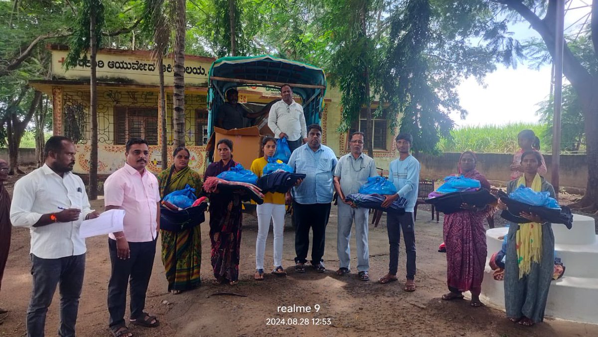 pranav_ngo's tweet image. Flood relief efforts in Mirji Village, Mudhol Taluk, Bagalkot district! Pranava Foundation distributed food kits, blankets, bed sheets, toiletries, and clothing to those affected, bringing hope and comfort to the community. 

#FloodRelief #SupportInNeed #pranavfoundation