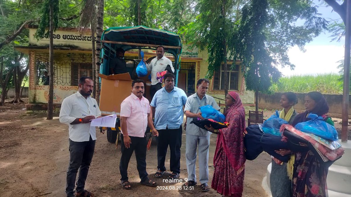 pranav_ngo's tweet image. Flood relief efforts in Mirji Village, Mudhol Taluk, Bagalkot district! Pranava Foundation distributed food kits, blankets, bed sheets, toiletries, and clothing to those affected, bringing hope and comfort to the community. 

#FloodRelief #SupportInNeed #pranavfoundation