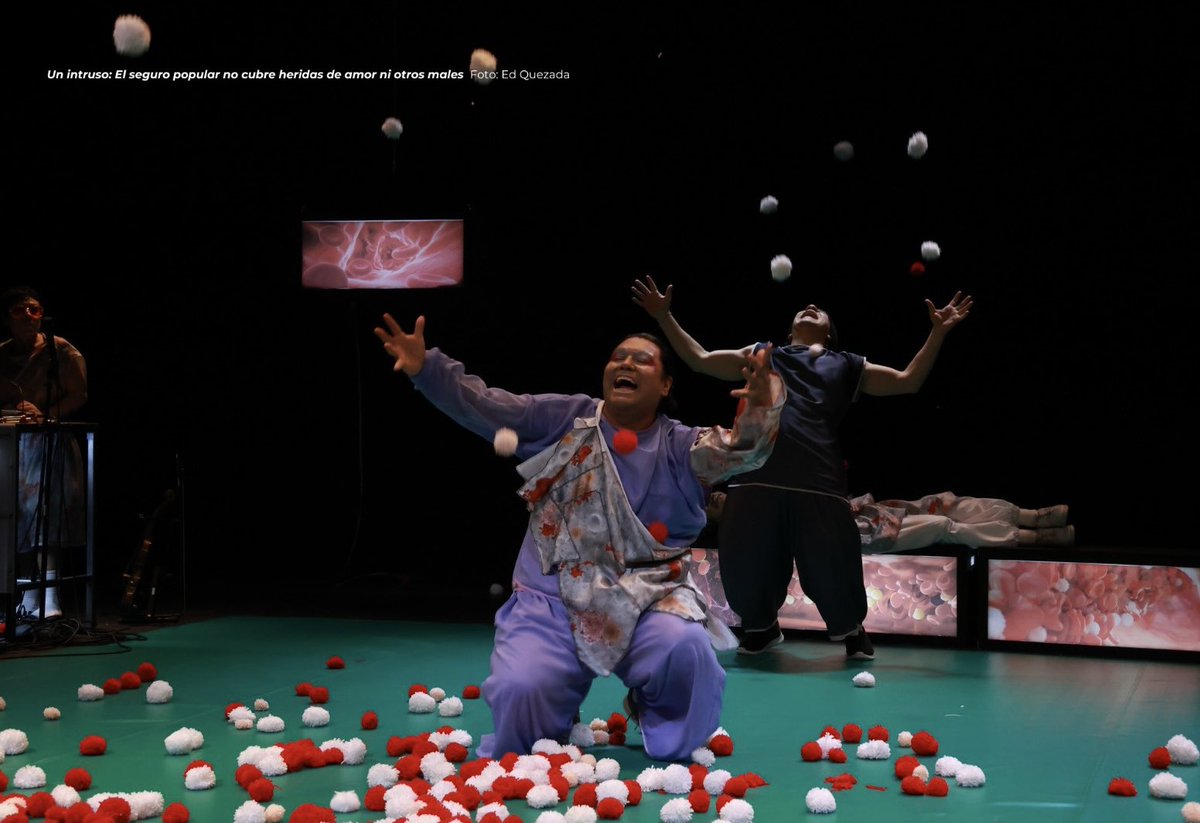 Un intruso: El seguro popular no cubre heridas de amor ni otros males es una apuesta teatral que con un humor invita a ser más críticos más allá del hecho de estar asegurado. Lee la reseña de Guillermo Bejarano (<a href="/guillermobejar4/">Guillermo Becerril</a>) 👉 bit.ly/4dDyv99