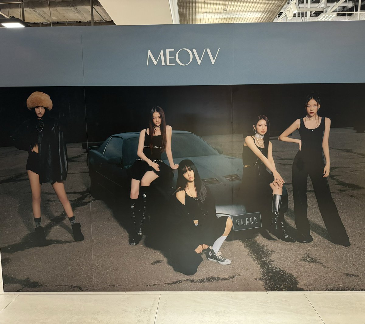 📸| Confiram uma foto oficial do MEOVV OT5 vista no evento de pre-listening.

#MEOVV #미야오 #NARIN #나린