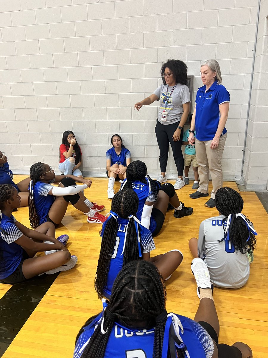 coach_melwalker's tweet photo. Thankful for the amazing staff, at Ousley! They are welcoming to our staff, hard working and building up the foundation of our @SeguinVball program!! Thank you Coach Huntsinger and Coach Gonzales!! We ๐ฉต you! #BuildThemUp #OurFoundation #WinAtEverything https://t.co/oDVJOnYzu0