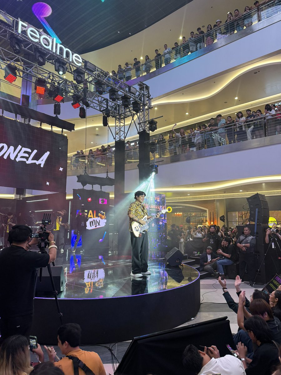 SunStarDavao's tweet image. Dionela’s performance at #realmeFanFest2024 ay 🎶Tila sining sa museong di naluluma🎶 😍

On Wednesday afternoon, @realmephilippines treated fans with a free mini concert dubbed as #realmix. The fan fest also highlighted the launch of the brand new #realme13ProSeries5G! 🎉