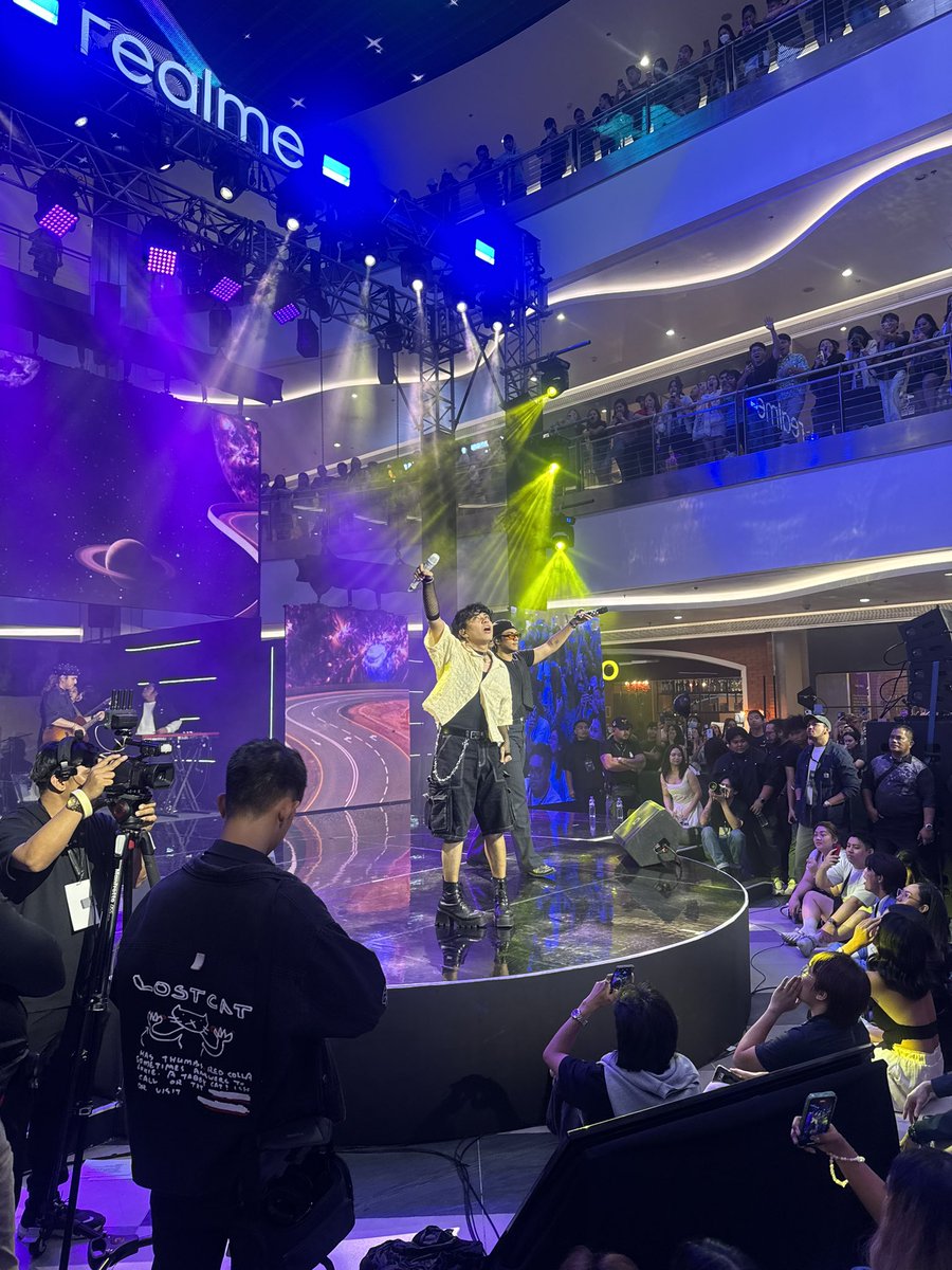 SunStarDavao's tweet image. And the crowd went wild when #CupOfJoe performed some of their hits songs during the #realmeFanFest2024 🎶

On Wednesday, @realmephilippines treated fans with a free mini concert dubbed as #realmix. The fan fest also highlighted the launch of the brand new #realme13ProSeries5G!