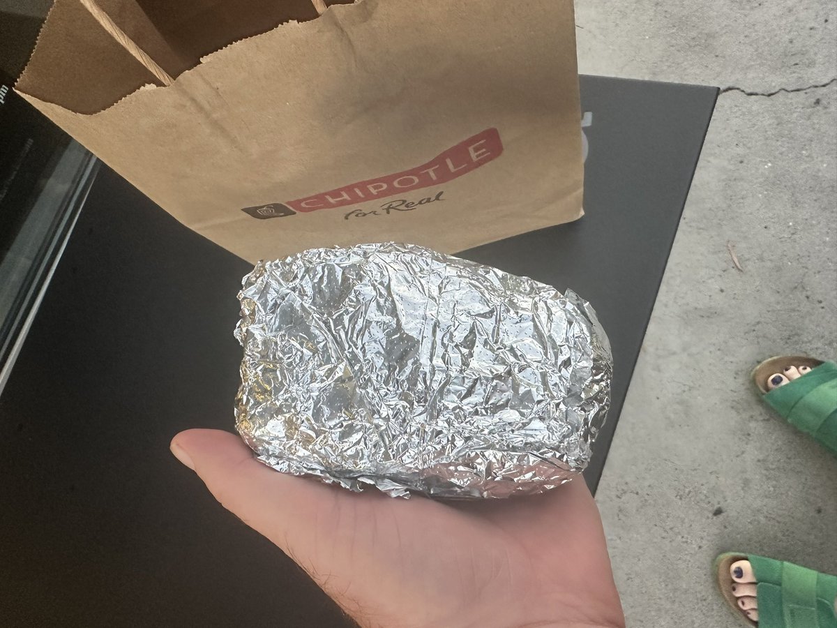 Bobiwithani's tweet photo. Dear @ChipotleTweets This is not an acceptable burrito. You wonder why people are arguing with your staff about portion sizes? https://t.co/ZYI1kmcvy4