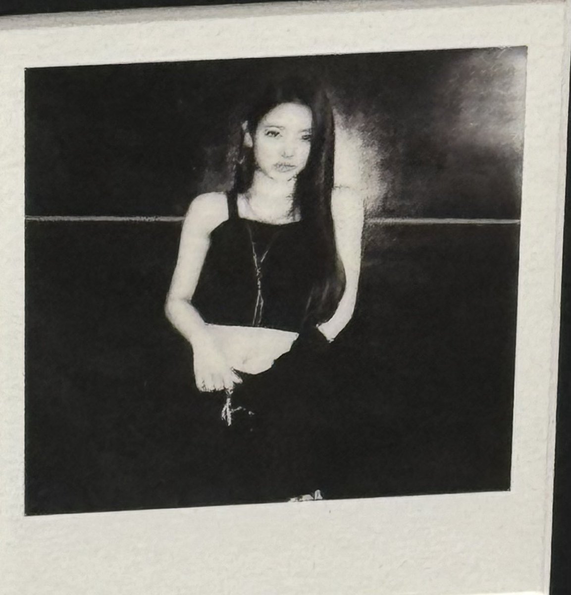 [📸] Polaroids da Anna exibidas no evento de pre-listening.

#MEOVV #미야오 #Anna #안나