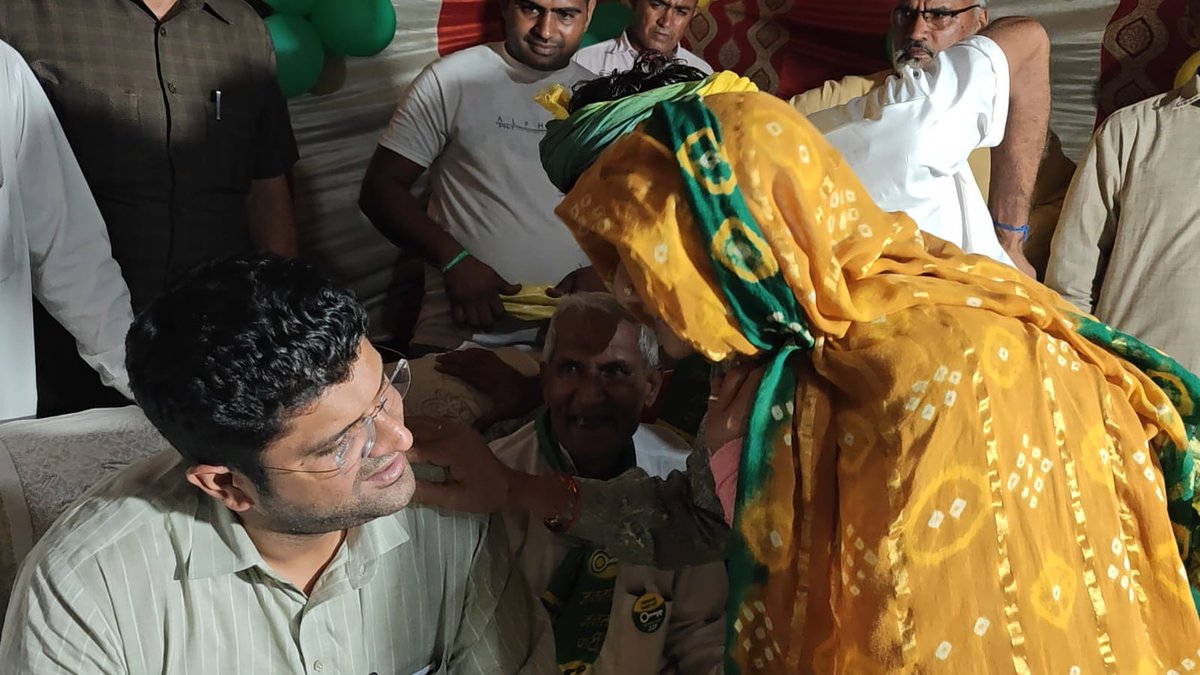 Dchautala's tweet photo. कल देर रात 11:30 बजे उचाना हलके के गांव बड़ौदा में जिस प्यार और सत्कार के साथ मिलना जुलना हुआ उसके लिए मैं समस्त ग्राम वासियों का आभारी हूं। आपका यह विश्वास और समर्पण ही मेरी ताक़त है। https://t.co/u6B5zITG4P