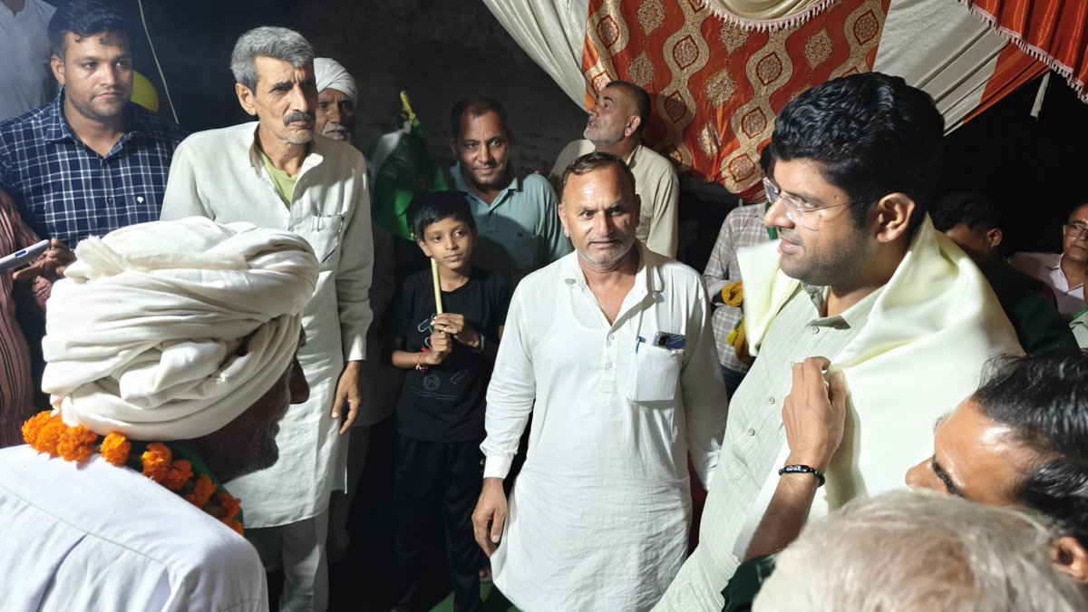 Dchautala's tweet photo. कल देर रात 11:30 बजे उचाना हलके के गांव बड़ौदा में जिस प्यार और सत्कार के साथ मिलना जुलना हुआ उसके लिए मैं समस्त ग्राम वासियों का आभारी हूं। आपका यह विश्वास और समर्पण ही मेरी ताक़त है। https://t.co/u6B5zITG4P