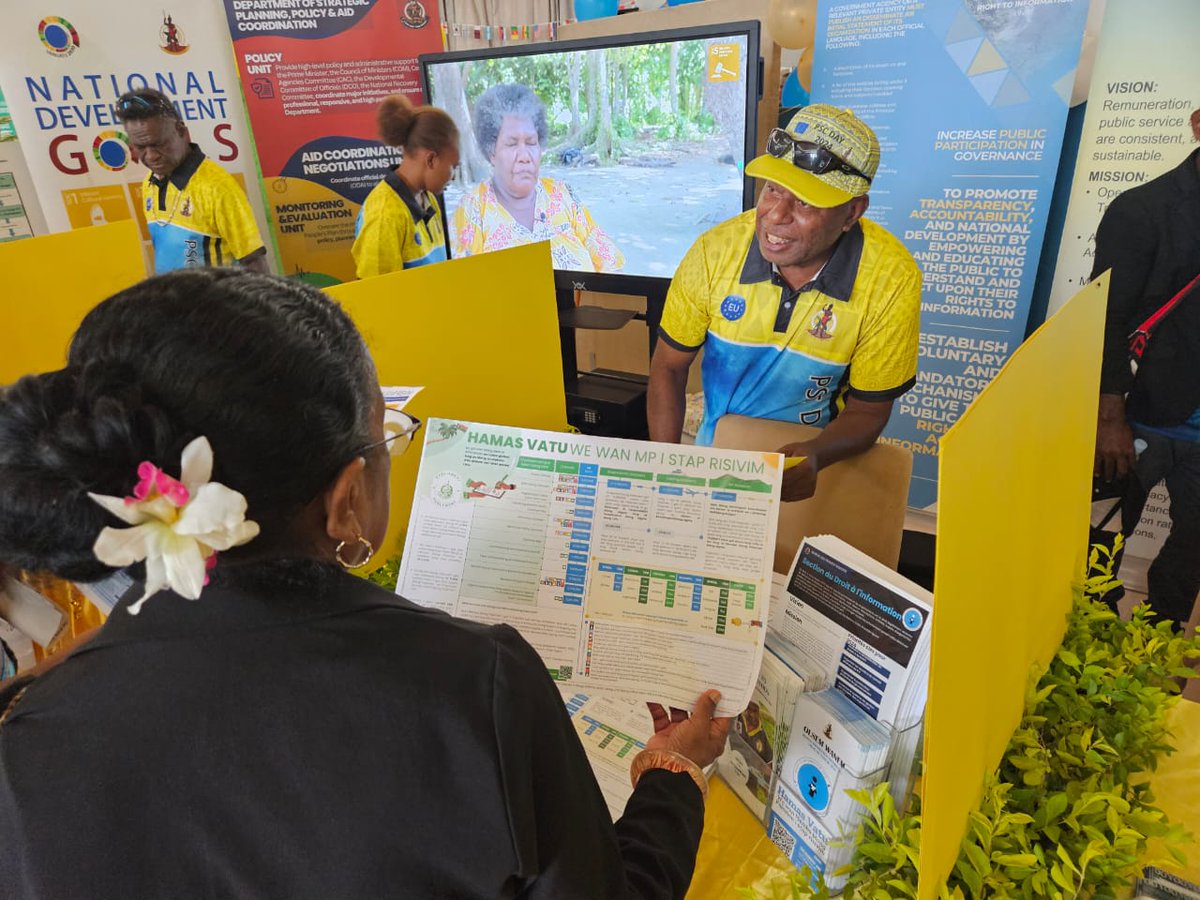 Manager blong Right To Information Unit I stap toktok wetem wan members blo pablik abaot wok blong Right To Information Unit long Open Dei blong Pablik Seves. #pscday2024 #raetblongsave #opengovernment