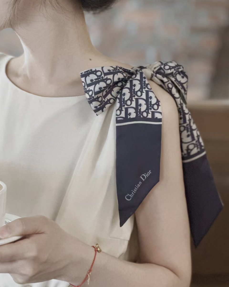 ノースリーブのショルダーにDIORのミッツァをリボン結びするの可愛い🦋