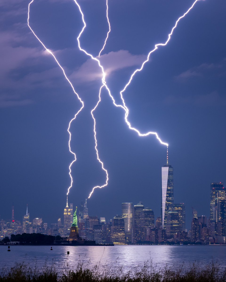DanTVusa's tweet image. “Triple Strike”
Do not adjust your television set…. Yes this just happened and I can’t believe I was able to capture it. ⚡️⚡️⚡️
@EmpireStateBldg @_WTCOfficial @jpmorgan Building.
#NYC #storm #lightningstrikes