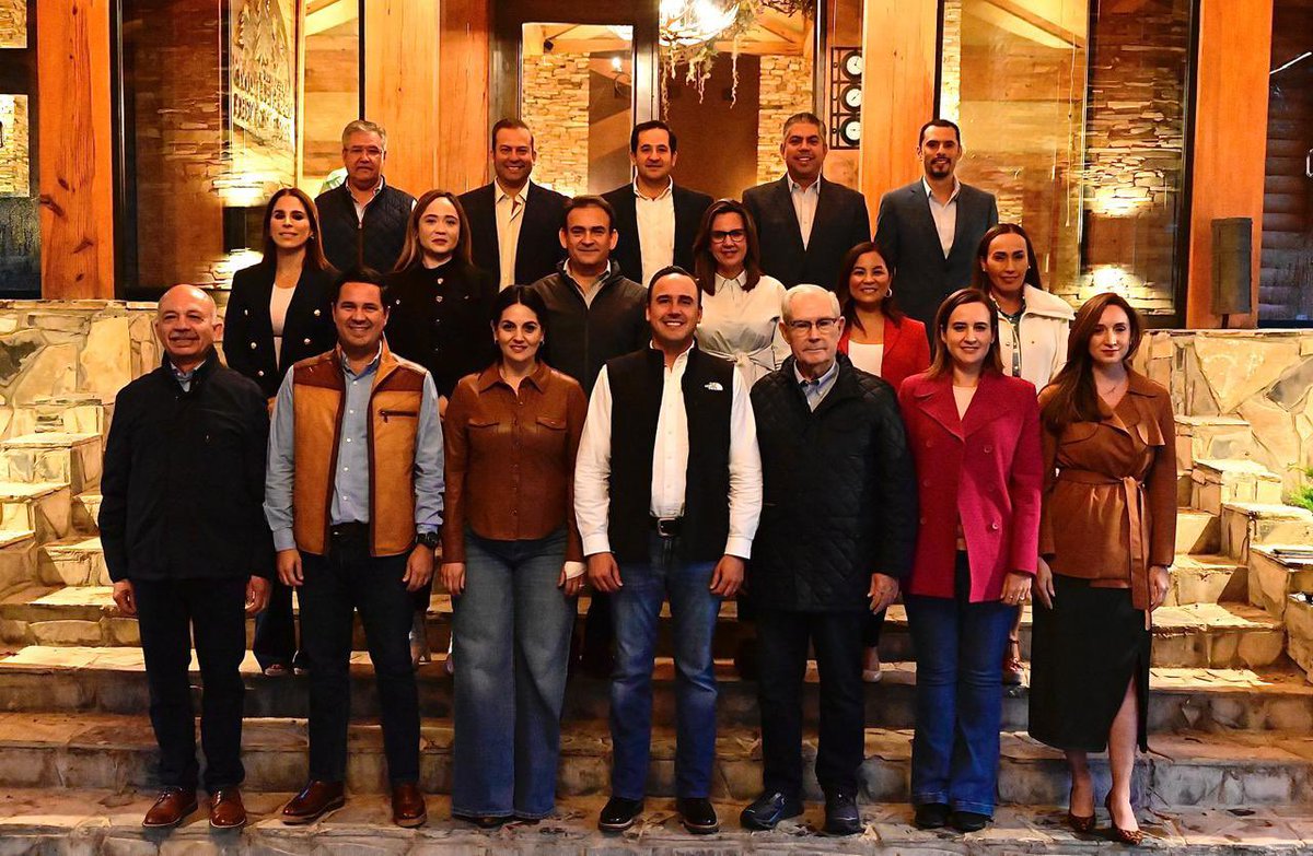 Un gusto saludar a mis amigas y amigos diputados de la Alianza Ciudadana por la Seguridad. Trabajando en equipo, vamos a continuar construyendo el #Coahuila que todos merecemos y a consolidarnos como el mejor lugar para vivir en #México #CoahuilaPaDelante #APasosDeGigante