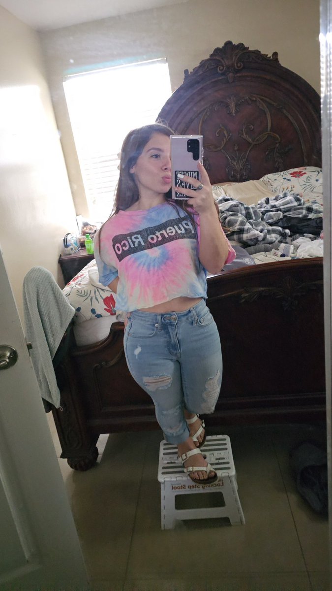 shytaylax's tweet photo. My bed is so messy ): who wants to mess it up more tho 😇 https://t.co/4zveRNqxKF