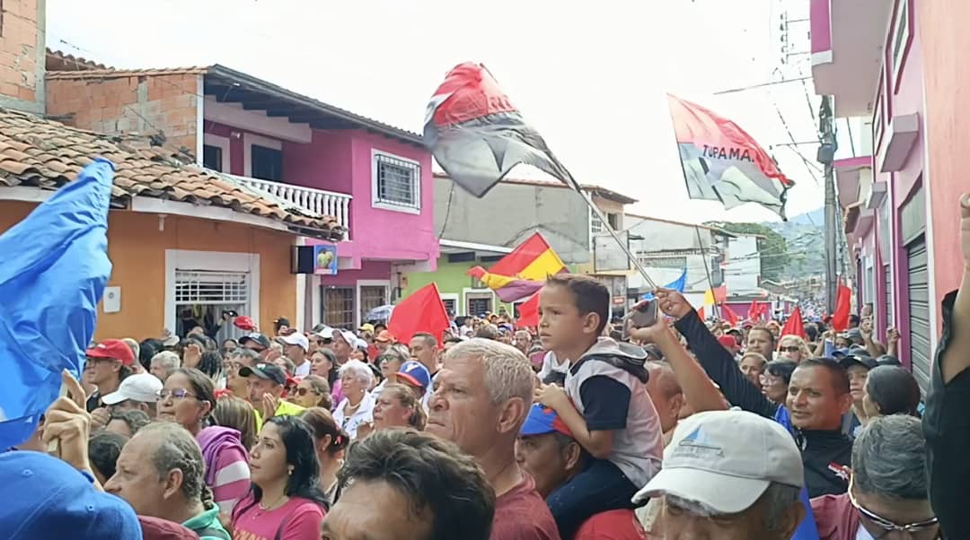 campoeliasmrt's tweet photo. Con gran alegría nos movilizamos en respaldo a nuestro Presidente Nicolás Maduro desde el Mcpio. Campo Elías participamos en la Gran Marcha de las Fuerzas Revolucionarias. Celebramos el Triunfó de la Paz y la Revolución Bolivariana.

@NicolasMaduro https://t.co/fhlMMGzc7s