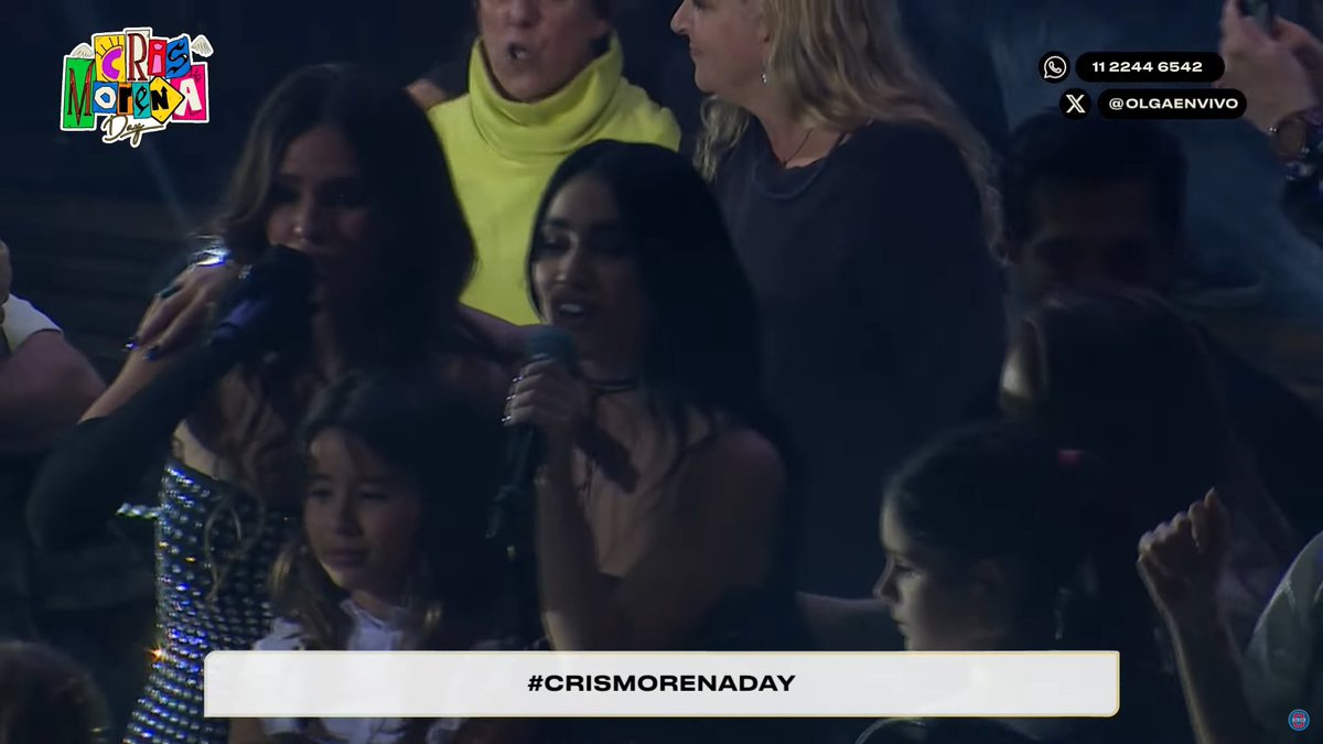 onyxlightt's tweet photo. lali y la china cantando estoy listo no no estoy destruida realmente #crismorenaday https://t.co/35LKPw0Gdh