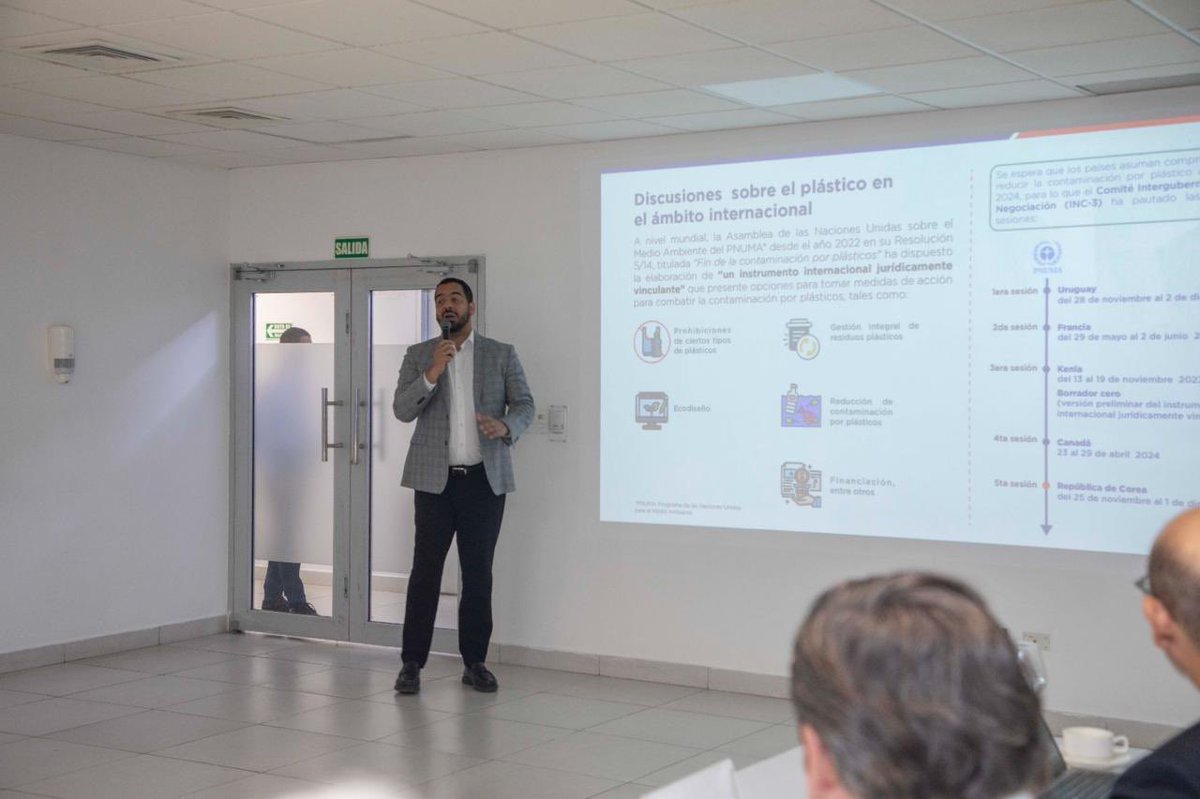 En el día de hoy, nuestra Junta Directiva realizó una visita al ministro <a href="/itobisono/">Ito Bisonó</a>, quien, acompañado por el viceministro @FantinoPolanco y su equipo, trató temas de alto interés para el sector, en conjunto con nuestros aliados de la <a href="/airdmedia/">aird</a> y DASA.

#ADIPLAST <a href="/MIC_RD/">Ministerio de Industria, Comercio y Mipymes</a>