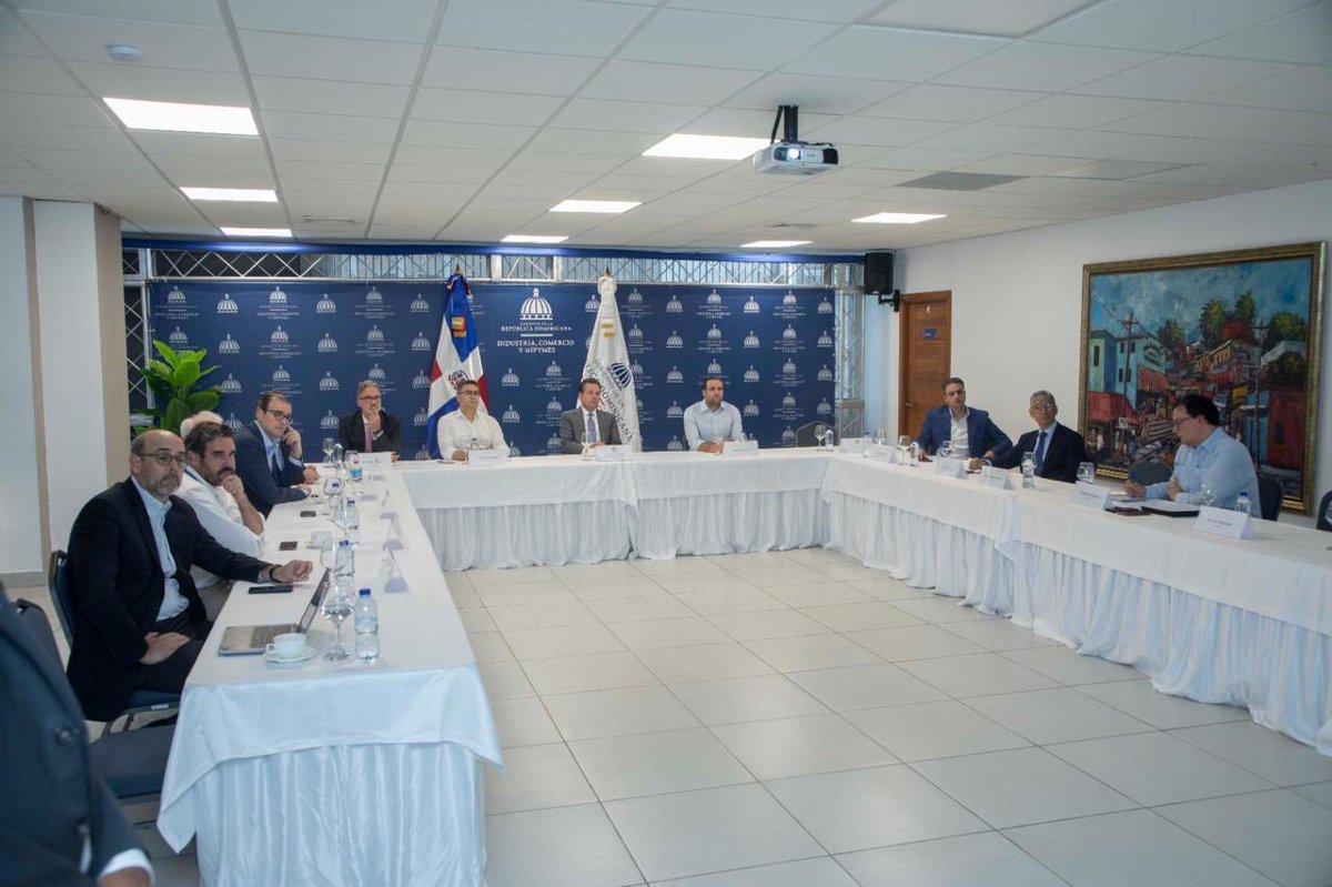adiplast_do's tweet photo. Se evaluó el desempeño de subsectores clave y se concretizaron acciones para el combate contra el comercio ilícito, competencia desleal e informalidad y el fomento a la sostenibilidad en el sector y la colaboración en el Centro de Capacitación e Investigación del Plástico (CCIP). https://t.co/tCGoE9PqqI