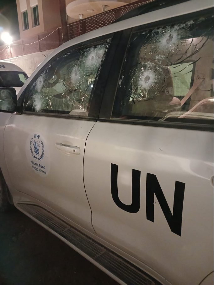 WFP_JP's tweet photo. 27日夜、#ガザ 地区で支援にあたるWFPの車両が銃撃を受けました。職員にけがはありませんでしたが、通行に必要な許可を得たにも関わらずイスラエル軍の検問所付近で銃撃を受けたのは初めてです。WFPはガザにおける職員の移動を一時停止しています。人道支援関係者への攻撃を容認できません #NotATarget https://t.co/D7slR1TvWj