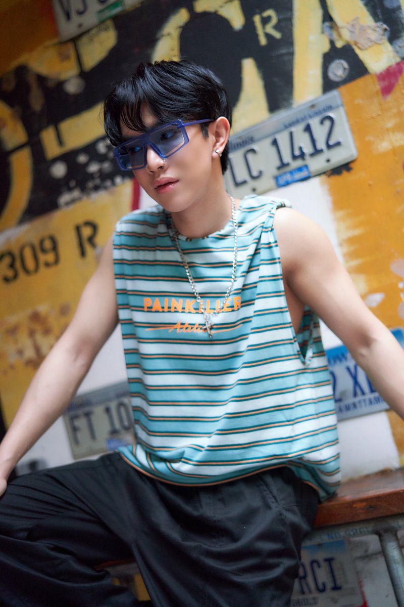 3kok_official's tweet photo. ความหล่อมันทะลุออกมานอกแว่นเลยทีเดียว😎
#ก๊กเป็นก้อน #เจ้าก้อนของก๊ก
#PAINKILLERatelier #PAINKILLERclan
#deckthailand #deckfunglasses https://t.co/uOidFF8aML