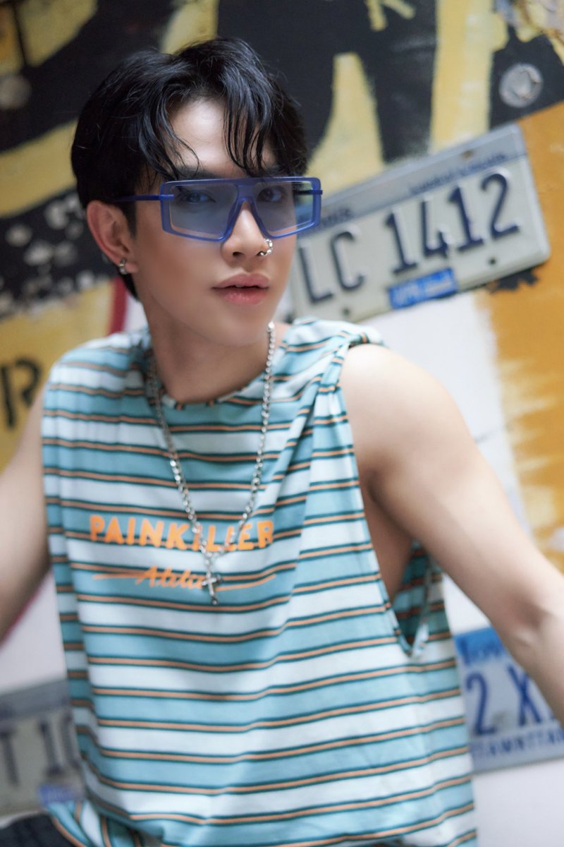 3kok_official's tweet photo. ความหล่อมันทะลุออกมานอกแว่นเลยทีเดียว😎
#ก๊กเป็นก้อน #เจ้าก้อนของก๊ก
#PAINKILLERatelier #PAINKILLERclan
#deckthailand #deckfunglasses https://t.co/uOidFF8aML