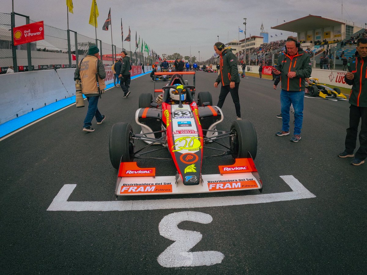 SebaPulice's tweet image. Él es Sebastián Caram @sebas_caram , es un piloto en el automovilismo argentino que está complicado para poder seguir compitiendo. Su sueño es el de poder competir en la F4 Italiana, se lo re merece porque es un re tipazo.
#SebaCaramAF4 +