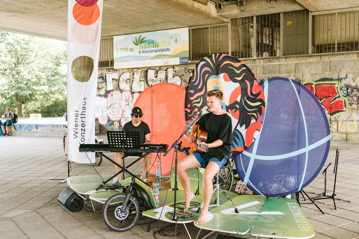 CargoBikeArg's tweet photo. Hay mucho pero mucho y mucho por hablar y conocer de este tipo de bicicletas, pero arrancamos con este humilde hilo, uno de los recuerdo que siempre se me viene rápido es @veloconcertsvienna que viaja y hacen recitales en una #cargoBike que entrevistamos en @bcvlz2radio https://t.co/hLNK8WeYR2