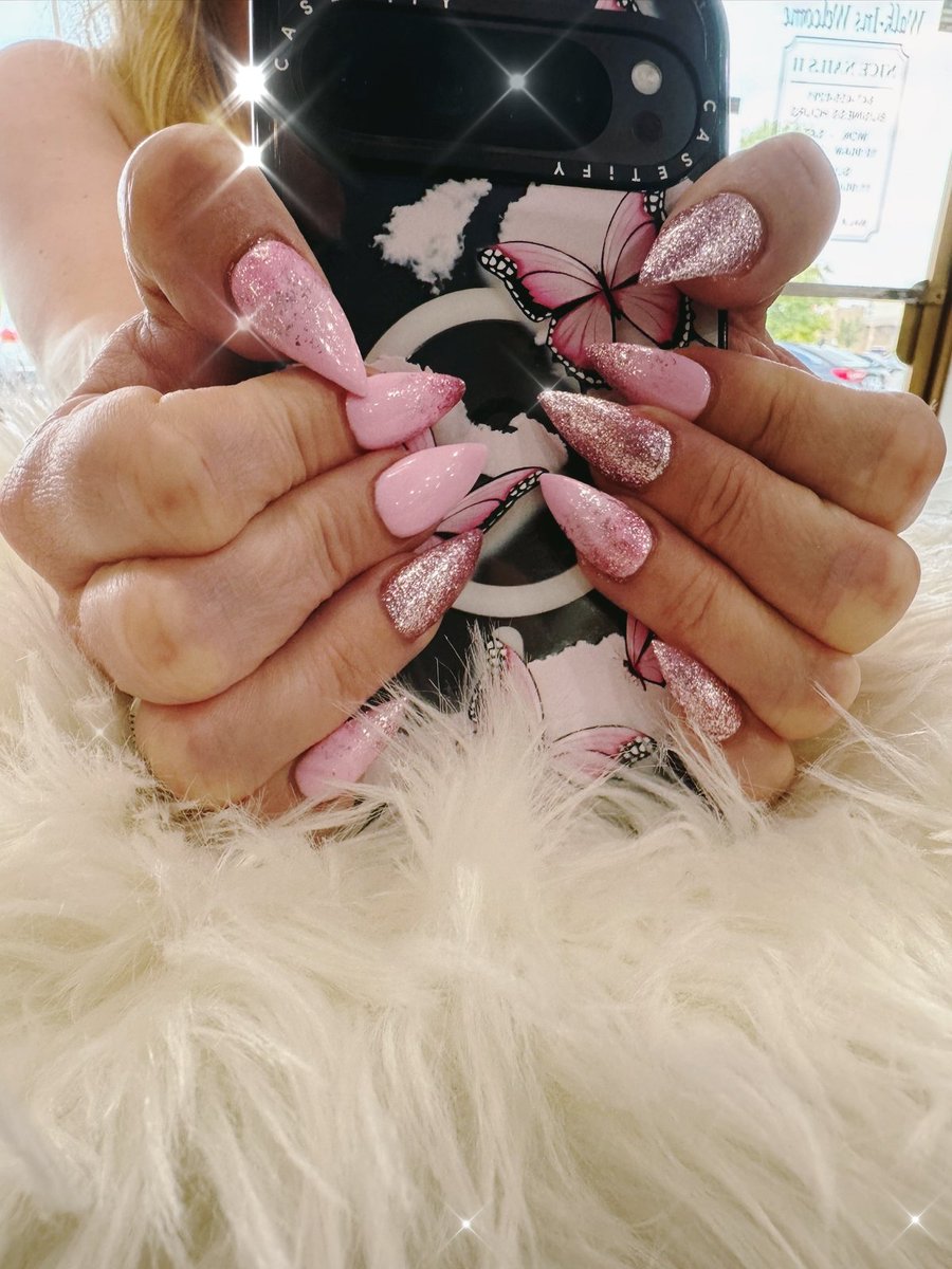 denakina's tweet photo. Very demure, very mindful birthday nails ๐
๐ป๐ฉท
#manicure #sparkle #pink #ombrenails #gel #prettyinpink #birthdayset https://t.co/BlDBByBQh6