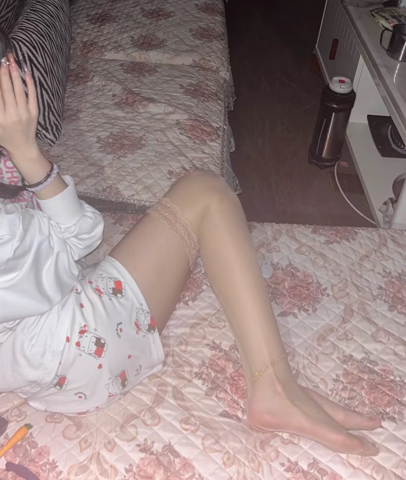 废物母狗们 告诉我 喜欢哪个啊？#女s女m #女女 #女大学生 #恋足 #舔脚 #Les