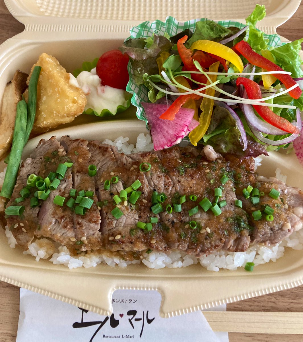 88kitty88's tweet photo. ビール祭りで残ったチケットの有効期限がそろそろ切れてしまうのでテイクアウトランチにしました🐰
エルマールさんの牛サーロインステーキ弁当🍱
いただきます❣️ https://t.co/Q8k2vAy1sm