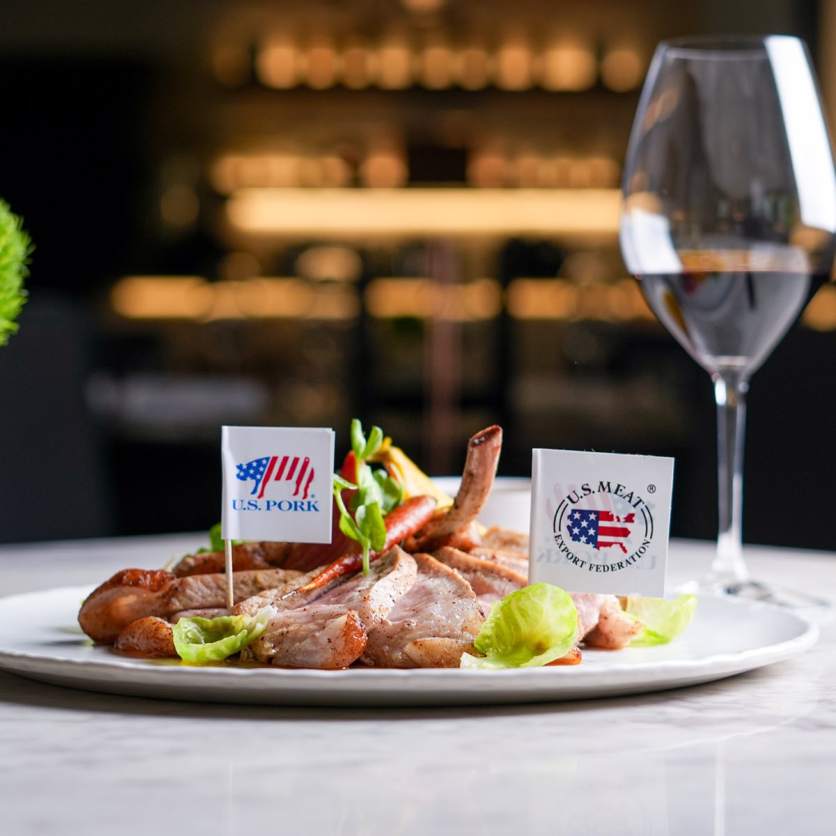 FoodandTravelMX's tweet photo. ¡Lo rico también es bueno! Apoya la reconstrucción de Acapulco disfrutando de deliciosos platillos con carne de cerdo americana en el festival #GoodPork de #USMeat. Tienes hasta el 30 de septiembre para visitar estos 5 restaurantes de la #CDMX: Sepia, Palmarés Azotea, Patio Ciento20, Alay Alay y Taab Restaurante. ¡No te lo pierdas! ❤️
➡️ https://t.co/XyHHr20KJ2