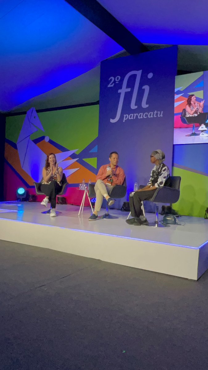 A noite de hoje foi um presente! Dividir mesa com Itamar Vieira Jr e Igiaba Scego foi sensacional!!! Obrigada, <a href="/Fliparacatu/">Fliparacatu</a>