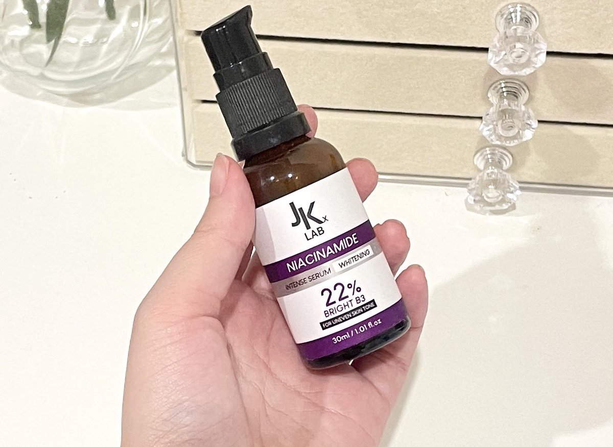 ttarntalzonel's tweet image. คนเป็นสิว ผิวมันต้องรักตัวนี้คือ เขาเป็นเซรั่ม Niacinamide เข้มข้น 22% เลยให้มาแบบจัดเต็มมาก แล้วยังมีตัว Glucobright มาด้วย
คือ เป็นส่วนผสมที่ลงตัวมากๆ ผิวใส รูขุมขนกริบ แถมหน้าไม่มัน ใครหาเซรั่ม
Niacinamide อยู่ต้องมีตัวนี้อะ
 #jkสกินแคร์ที่จริงใจกับผิวคุณ #JKxLAB