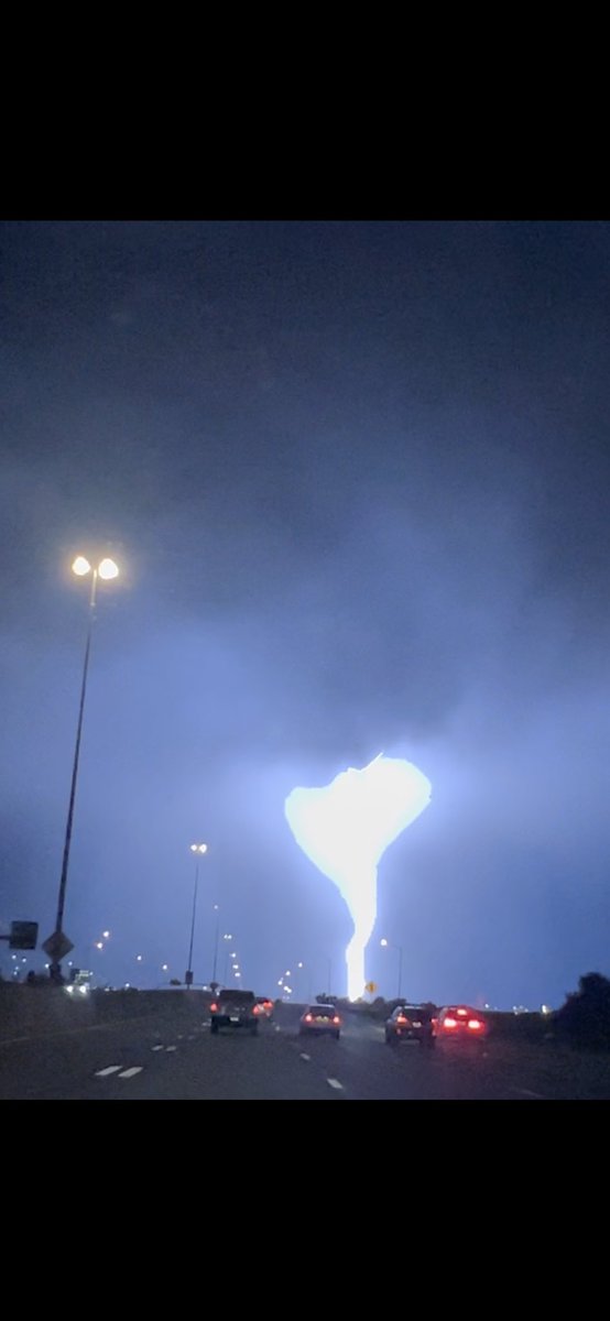 JessicaFey7's tweet photo. Some crazy lightning tonight!!! #lightningqueen #girlswhochase #cowx #nws https://t.co/F7m0lZHZSm
