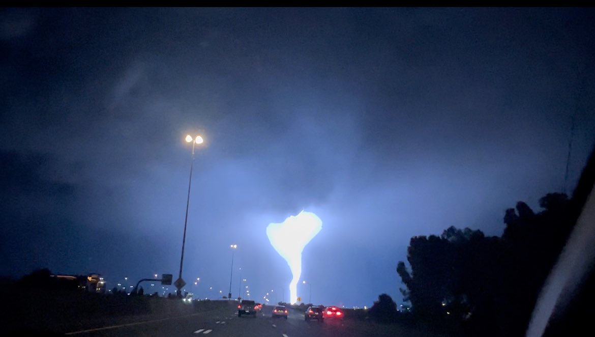 JessicaFey7's tweet photo. Some crazy lightning tonight!!! #lightningqueen #girlswhochase #cowx #nws https://t.co/F7m0lZHZSm