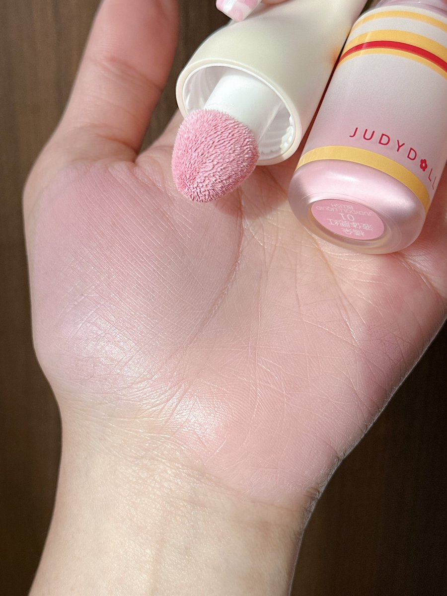 เผื่อใครจะไปจับคู่บลัชใช้กับไฮไลท์🥺💖 ￼Judydoll Liquid Blush สี01 ชมพูนมมมลงแก้มแล้วสีไม่เพี้ยนใดๆๆน่ารักมากกก เนื้อไม่ฉ่ำ ไม่แมทไปติดทนน