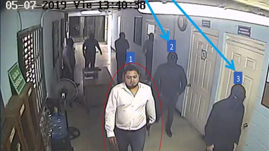 YankieSierra03's tweet photo. Según el documento revelado por los #hacktivistas de #CiberInteligenciaSV
Menciona que Osiris Luna llegaba al penal acompañado de otros hombres vestidos de negro, en una investigación de @_elfaro_ revelaron estas imágenes, todo coincide https://t.co/KEoMZopshX