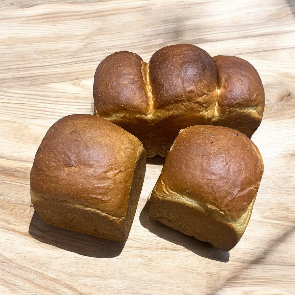 nekosya42's tweet photo. 昨夜の「夜中のパン作り」。
食パン4斤と、トルコのピザ6本。トルコのピザは舟形にするのが定番らしい。これ、けっこう大きくて、長さ約30センチある。

中身に決まりはないけど、私はいつもミンチと玉ねぎ、トマト、ピーマン、上からチーズのワンパターン。シンプルながら、これが美味しいんだなー。 https://t.co/v44bZk1k52
