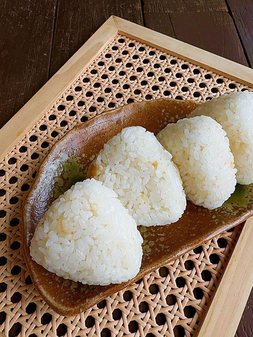 emiry_oinari's tweet photo. 我が家の秘伝の塩だし🍙です。
かまの飯が秒でなくなるのでご注意ください。 https://t.co/hTnA5NUK6K