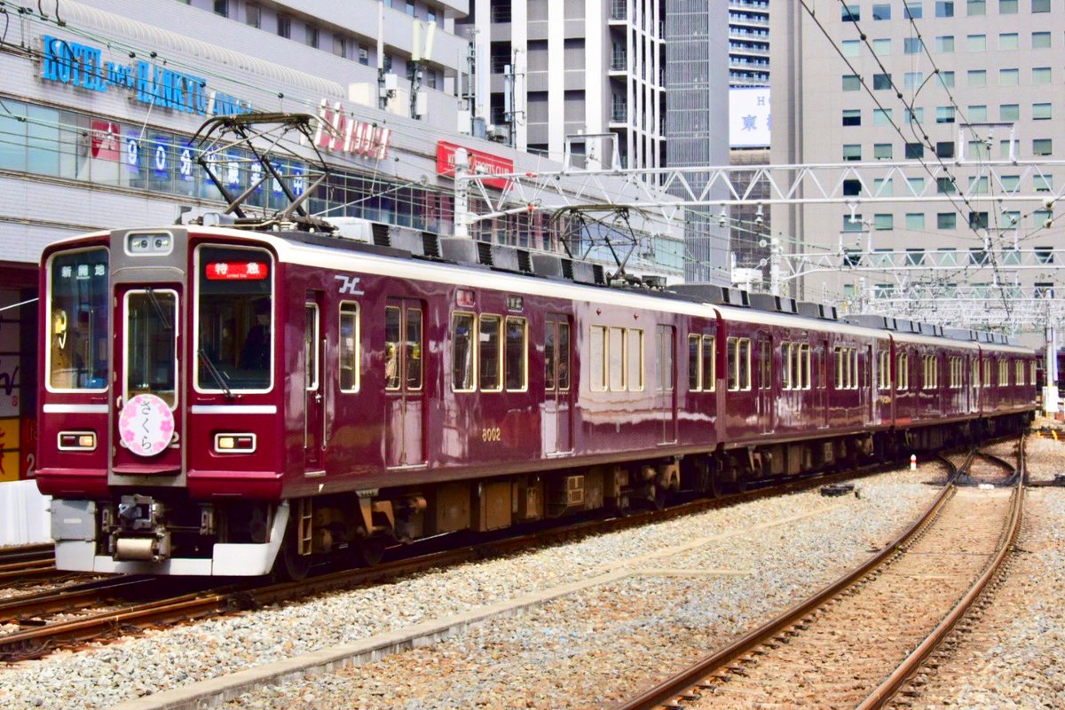 SNOOPY1T0K4's tweet photo. 阪急神戸線C#8002×8Rが正雀入場したみたいですね… 8連原型クーラーも見納めかな。
C#8000×8Rからのバトンタッチを受け長期間お疲れ様でした。
#阪急電車 #阪急8000系 #8002f #classic8000 https://t.co/3N0Lj6BAui