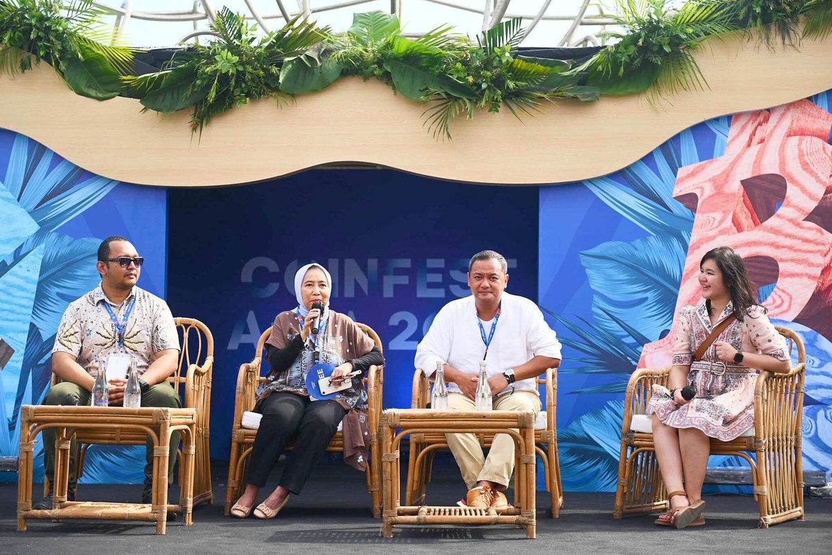 CoinfestAsia's tweet photo. Coinfest Asia First Panel : Navigating Indonesia's Web3 Landscape 🇮🇩 

Asih Karnengsih (@ItsAsih) - Executive Director @BlockchainIndo 
Subani - President Director @cfx_id 
Akhmad Ginulur Pangersa - Senior Economist @bank_indonesia  
Olvy Andrianita - Secretary @InfoBappebti https://t.co/vcWg6BCpXX