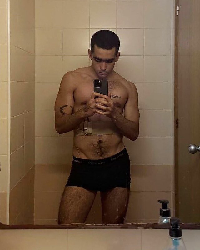notgwendalupe's tweet photo. omar ayuso mirror selfie https://t.co/9lxqPhDuog