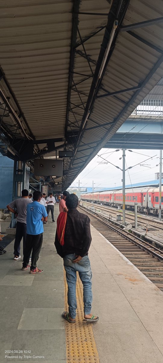 Dev9269's tweet image. So, it was really a bad experience first at SVDK stn. as there were no proper sign board/display at stn. showing train pf no. then 12472 train was delayed 1.30 hrs. due to unknown reason, Also Coach locater display not working at pf. 4 @RailwaySeva @RailwayNorthern @rpfnrfzr 1/2