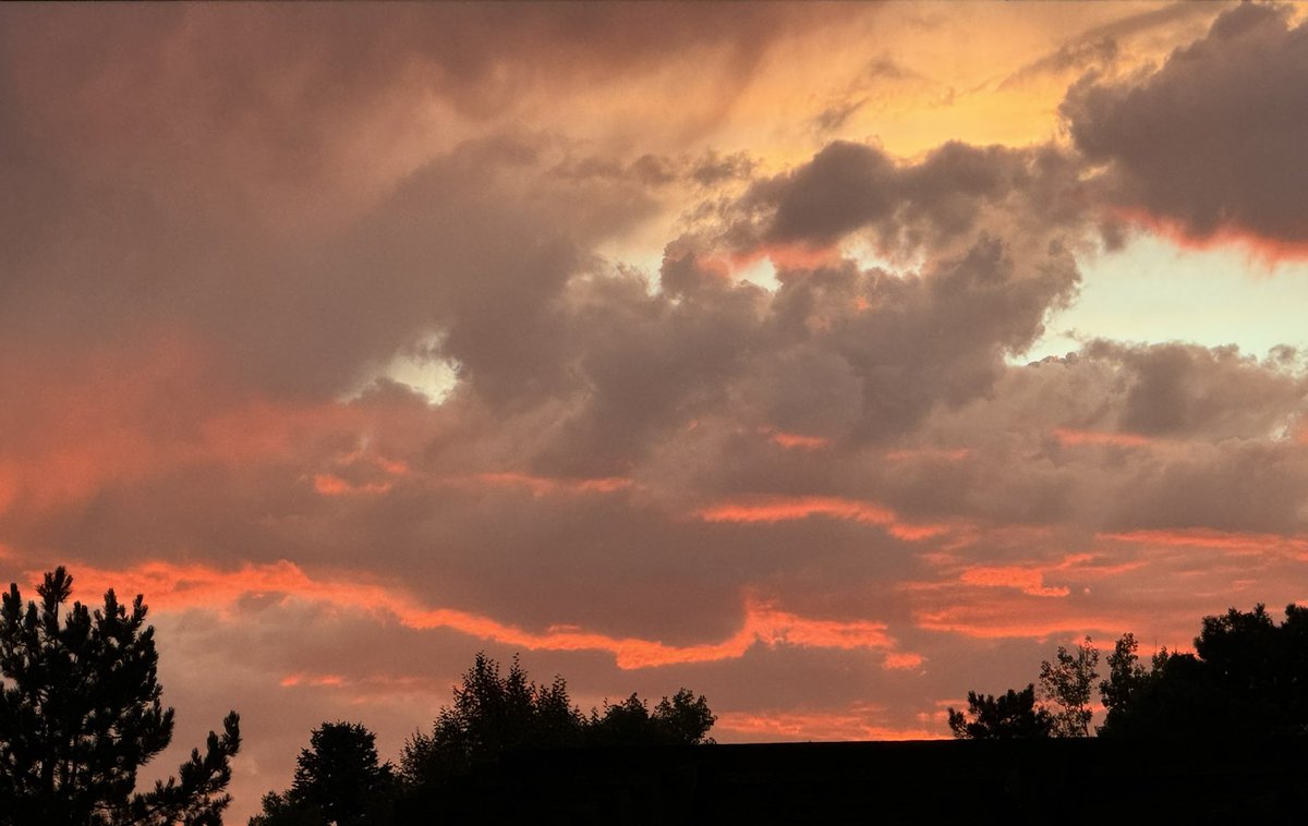 goavs925's tweet photo. Just had to share this sunset pic from tonight. So pretty! #COwx #sunsetsarecool #coloradosunsets @CBSNewsColorado https://t.co/rTgmefhWyU