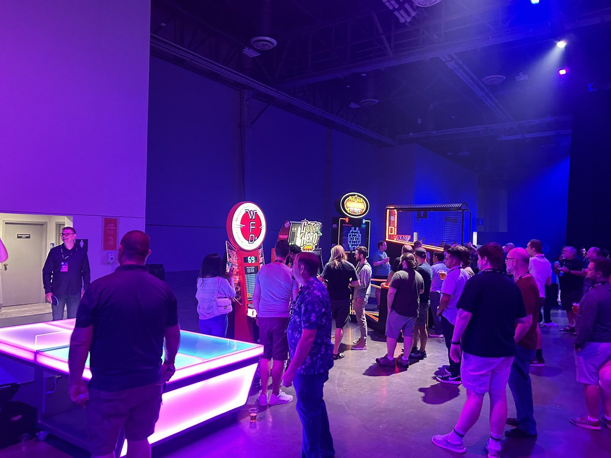 PCgeek2009's tweet photo. IMHO The #VMwareExploreParty this year is way better and more fun than in the past few years. #vExpert https://t.co/kAkp7tly6b