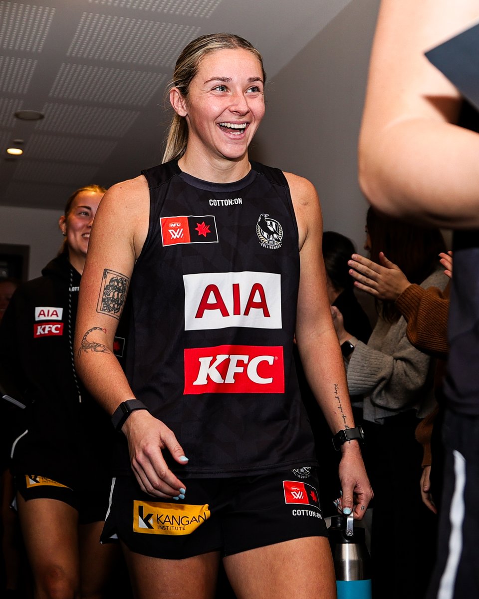 Our staff created a guard of honour as our players departed the Club for Sydney ahead of tomorrow's season opener against the Swans 👏✈️