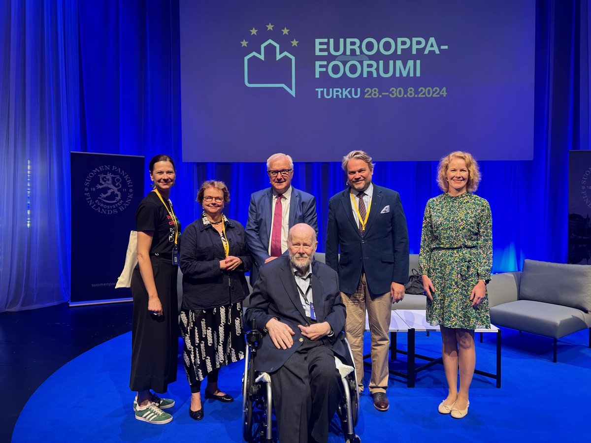 Olli Rehn (@ollirehn) on Twitter photo JĂ€rjestimme #eurooppafoorumi`ssa perinteeksi muodostuneen Esko Antola -luennon. Juhana <a href="/aunesluoma/">Juhana Aunesluoma</a> ja <a href="/LauraKolbe/">Kolbe Laura âïž Helsinki</a> puhuivat ansiokkaasti EU:n muutoksesta. Erityinen kunnia oli saada Esko itse kuulemaan nimeÀÀn kantavaa luentoa.
Omat avaussanani: suomenpankki.fi/fi/media-ja-ju⊠JĂ€rjestimme #eurooppafoorumi`ssa perinteeksi muodostuneen Esko Antola -luennon. Juhana <a href="/aunesluoma/">Juhana Aunesluoma</a> ja <a href="/LauraKolbe/">Kolbe Laura âïž Helsinki</a> puhuivat ansiokkaasti EU:n muutoksesta. Erityinen kunnia oli saada Esko itse kuulemaan nimeÀÀn kantavaa luentoa.
Omat avaussanani: suomenpankki.fi/fi/media-ja-juâŠ