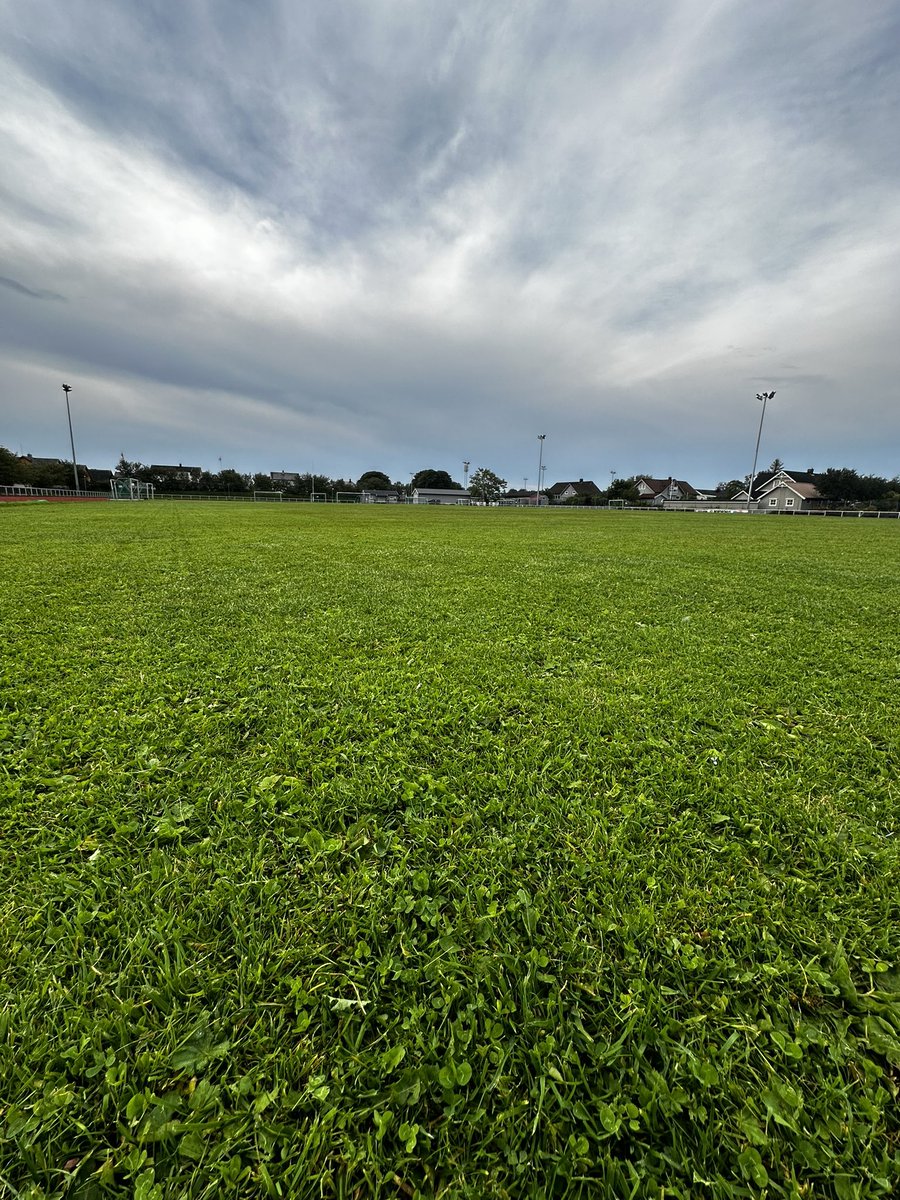 Det er mulig med gode gressbaner også i Norge- her på Ørlandet ligger det en strøken matte…gjerne kunstgress der vi må, men kun gress for toppen!
