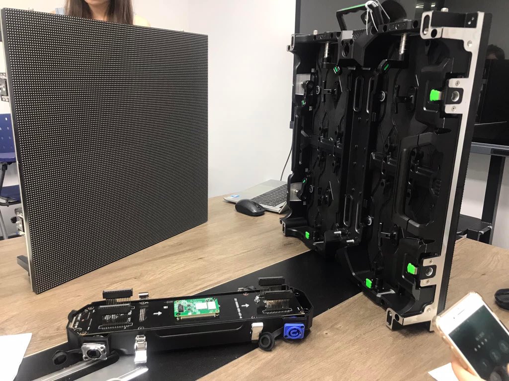 HonorledZero's tweet image. Este es Zero de Honor LED.
Nos especializamos en alquiler de pantallas LED y pantallas de piso. ¡por favor sientase libre de contactar! 
+86 13872262192 #leddigital #ledfixed #ledsmallpitch #ledsmallpixel #stage #NovaStar #Honorleddisplay #Honorledwall ##Honorledscreen #pantallas