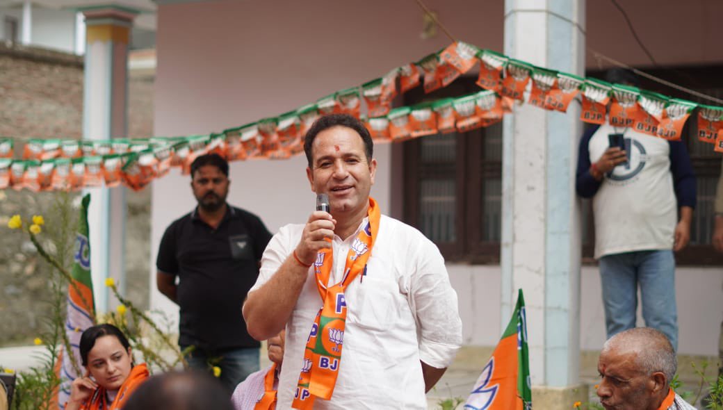 Sunil_SharmaBJP's tweet photo. Addressed a meeting of party workers at Kishtwar. Urged the workers to leave no stone unturned to ensure the victory of Bhartiya Janata Party in ongoing elections.
@BJP4India 
@BJP4JnK https://t.co/hoFMNG6pnG