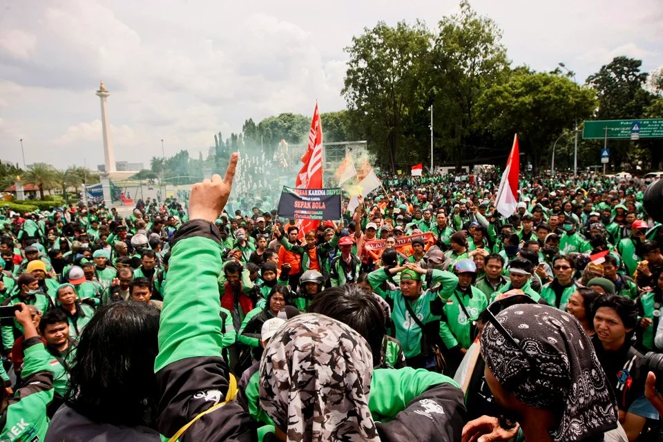 JakartaGuideCom's tweet photo. Protes Ribuan Driver Online dan Kurir di Jakarta: Meminta Kebijakan yang Lebih Adil dan Transparan

https://t.co/ewWyBZVPF6

#ProtesDriverOnline #KebijakanAdil #SuaraKurirJakarta https://t.co/ZorJGDe17L