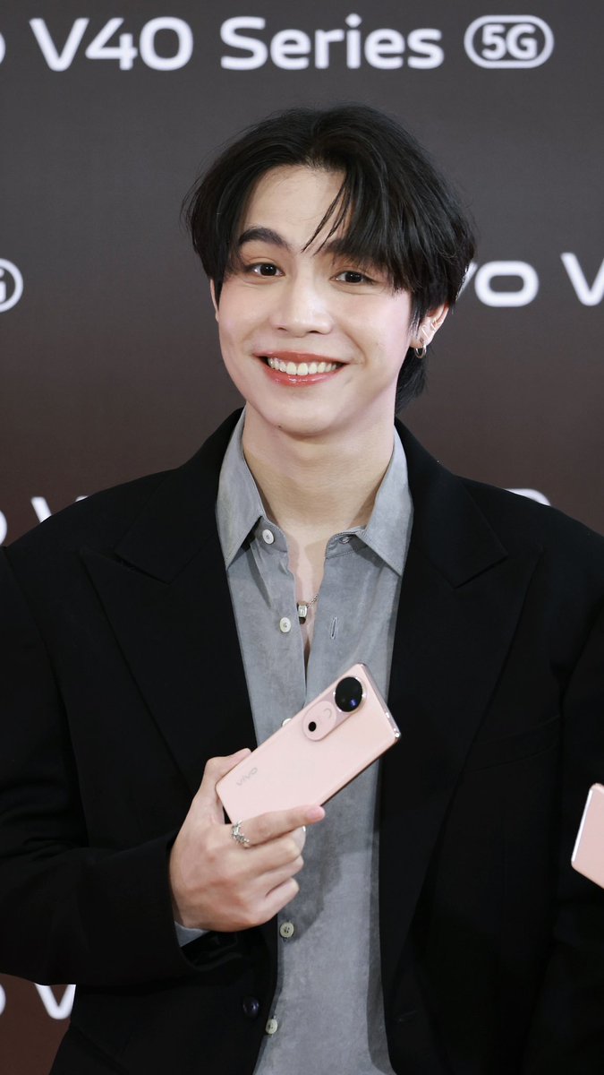 Lizzyeahyeee's tweet photo. 240829 || FK x vivoV40Series5G

🐈‍⬛～

@Firstkpp 

#vivoV40Series5G 
#พอร์ตเทรตเปิดเกิดทุกคน
#Firstkp #Firstkanaphan
#FirstKhaotung  #เฟิร์สข้าวตัง https://t.co/7MDp6NC9M8